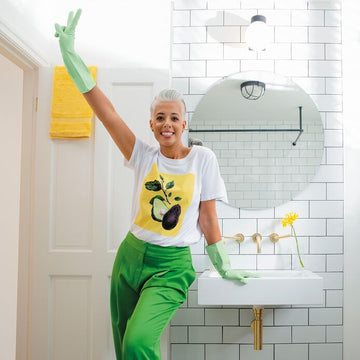 Medium-sized gloves from Marigold for bathroom cleaning duties